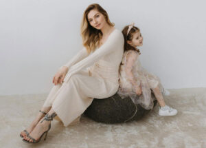 Стилни съвети за динамични майки: как да изглеждаме елегантно и удобно