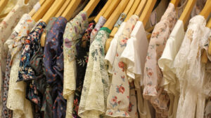 Защо модерните дамски комплекти изместват традиционните рокли в ежедневния гардероб?